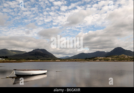 Bateau de pêche blanche Connemara aviron ballynakill harbour ligne petite réflexion nuages blancs représentent l'eau claire Banque D'Images