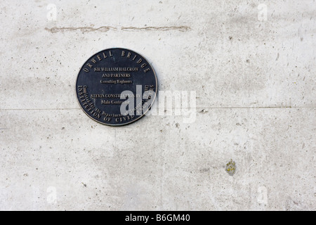 Une plaque sur le pont de la rivière Orwell près d'Ipswich Banque D'Images