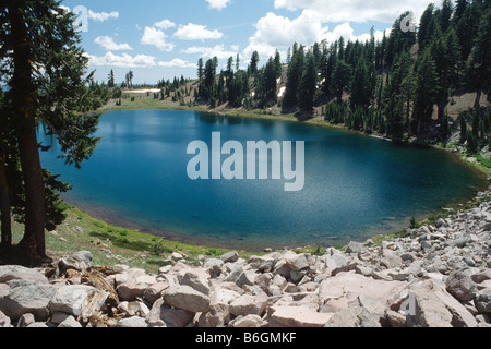 Le lac Emerald dans Lassen Volcanic National Park, Californie Banque D'Images