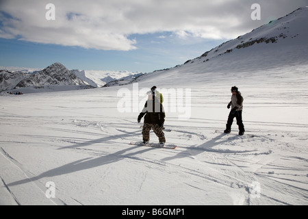 Trois surfeurs s'amusant sur le dévale le glacier de Stubai près de innsbruck Autriche Banque D'Images