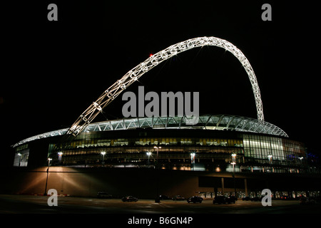 Vue sur le nouveau stade de Wembley lit up at night Banque D'Images