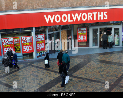 Pour les acheteurs à Stockport woolworths avant qu'elle ferme ses portes Banque D'Images