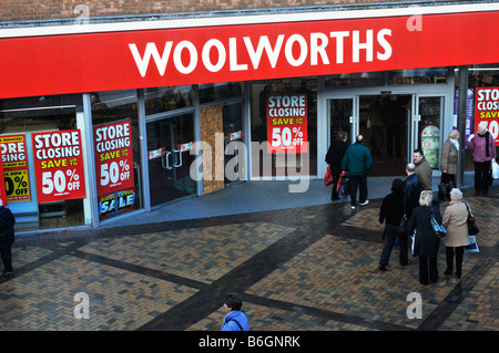 Pour les acheteurs à Stockport woolworths avant qu'elle ferme ses portes Banque D'Images