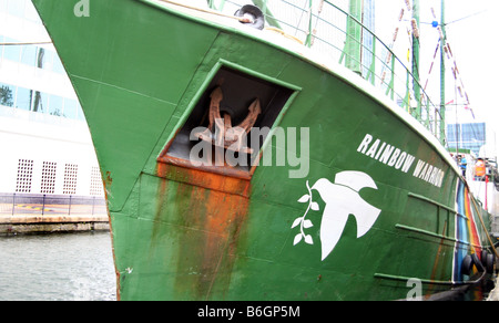 Navire de Greenpeace Rainbow Warrior II amarré à Londres Banque D'Images