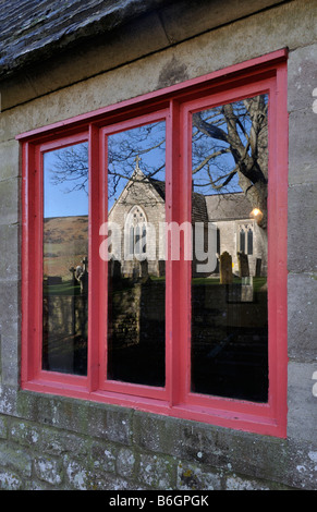 La réflexion de l'église dans Tyneham fenêtre Dorset Angleterre Banque D'Images