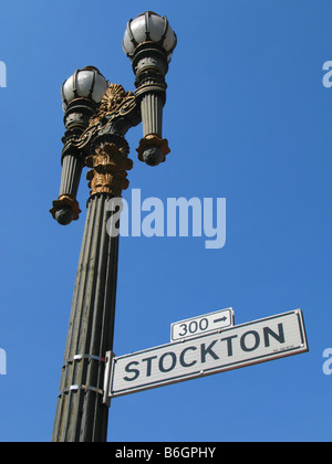 Lampadaire avec Stockton St signe sur elle. Union Square, le centre-ville de San Francisco, Californie, USA. Banque D'Images