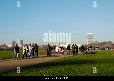 Dimanche après-midi, les visiteurs se promener dans Hyde Park Londres Angleterre Banque D'Images