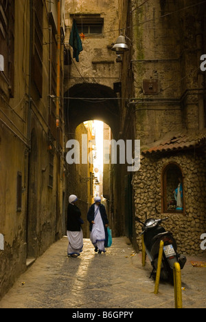 Deux religieuses sur une ruelle à centro storico, dans le centre de Naples Italie Europe Banque D'Images