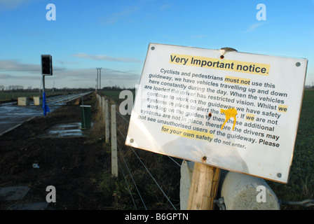 Inscrivez-vous conseiller les piétons et les cyclistes à ne pas entrer dans un domaine où le Busway guidé Cambridgeshire est en construction. Banque D'Images