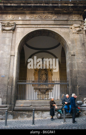 Les personnes âgées le long de la Via dei Tribunali dans centro storico quart de Naples Italie Europe Banque D'Images