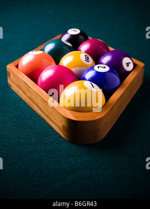 Boules de billard pool, disposés dans un sol en bois neuf support de boule sur un feutre vert tableau Banque D'Images