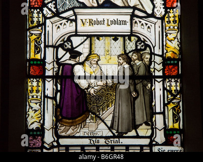 St Mary's Church, Derby, Royaume-Uni. Vitrail montrant l'essai d'un des Martyrs du Derbyshire, Robert Ludlam, exécuté en 1588 Banque D'Images