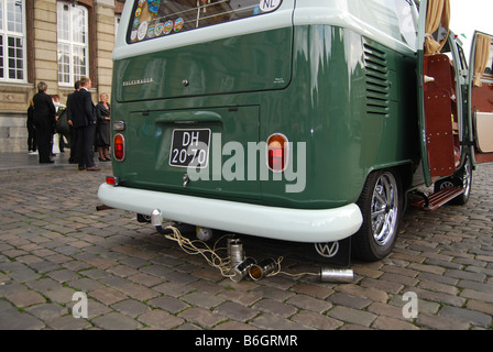 Classic VW bus, voiture de cérémonie de mariage à l'escapade Banque D'Images