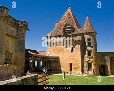 Garde dans la cour du château de Biron, Dordogne, France, Europe Banque D'Images