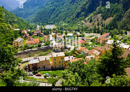 Petite ville de montagne Isola dans le Parc National du Mercantour, le Parc National du Mercantour, Alpes Maritimes, Provence, France Banque D'Images