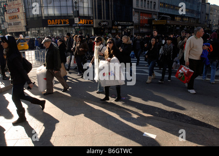 Des hordes de visiteurs de Herald Square à New York à l'extérieur de Macys Banque D'Images