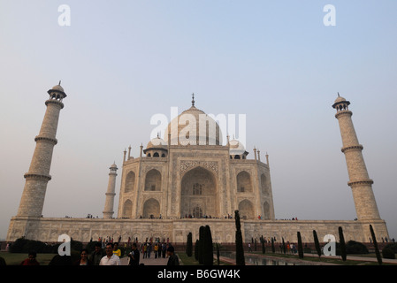 Le Taj Mahal est un mausolée situé à Agra en Inde Banque D'Images