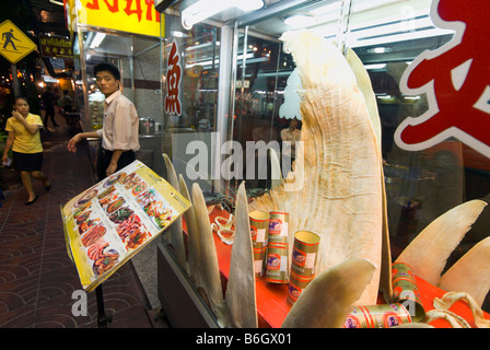 Serveur en attente de clients dans un restaurant chinois soupe aux ailerons de requin dans Chinatown Bangkok Thaïlande centrale Banque D'Images