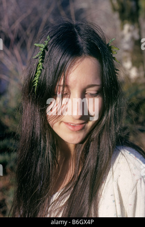 USA NEW MEXICO une jolie fleur enfant avec fougères dans ses cheveux dans les montagnes de Sangre de Cristo le nord du Nouveau Mexique Banque D'Images