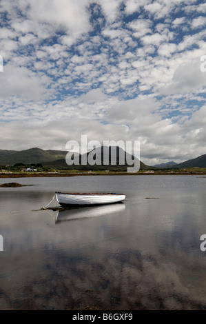 Bateau de pêche blanche Connemara aviron ballynakill harbour ligne petite réflexion nuages blancs représentent l'eau claire Banque D'Images