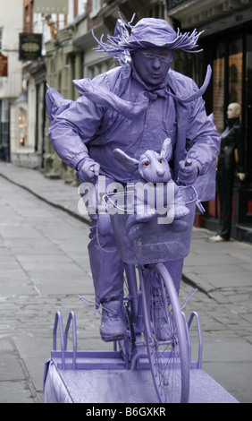 Artiste de rue - statue vivante - dans le centre de York, Yorkshire, Angleterre. Banque D'Images