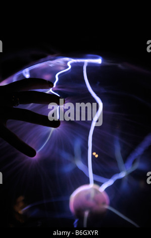 Une main câble électricité statique dans une boule de plasma globe Banque D'Images