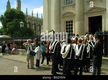 Finissants entrant dans la chambre du Sénat à Cambridge tout en étant enregistré par une équipe de tournage Banque D'Images