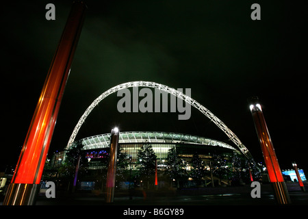 Vue sur le nouveau stade de Wembley lit up at night Banque D'Images