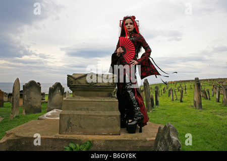 Whitby Goths Festival. Un Goth girl pause dans le cimetière.Des milliers de Goths de toute l'Europe se réunissent pour les Goths festival Banque D'Images