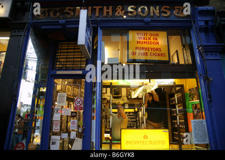 Boutique de cigares dans le centre de Londres Banque D'Images