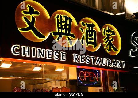 Les panneaux pour un restaurant chinois en Chine Ville London Banque D'Images