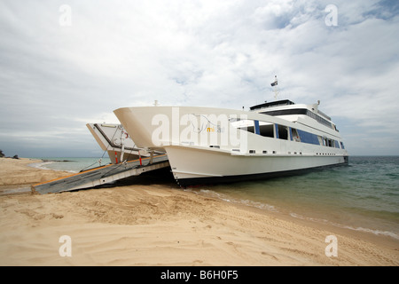 TRANSPORT ROUTIER un traversier a accosté sur une plage de l'île Moreton QUEENSLAND AUSTRALIE BDB11220 HORIZONTAL Banque D'Images