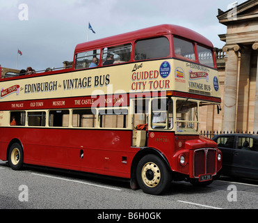 Visite guidée de la ville vintage routemaster bus à impériale Edinburgh Banque D'Images