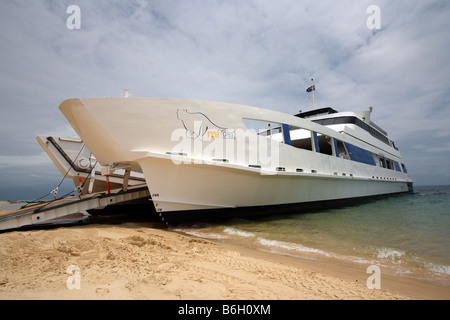 TRANSPORT ROUTIER un traversier a accosté sur une plage de l'île Moreton QUEENSLAND AUSTRALIE BDB11214 HORIZONTAL Banque D'Images