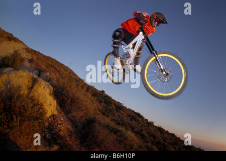 Vélo de montagne professionnel, Richie Schley, équitation à Laguna Beach, Californie Banque D'Images