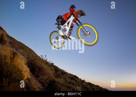 Vélo de montagne professionnel, Richie Schley, équitation à Laguna Beach, Californie Banque D'Images