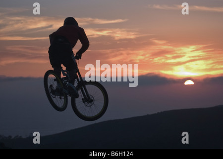 Vélo de montagne professionnel, Richie Schley, équitation à Laguna Beach, Californie Banque D'Images