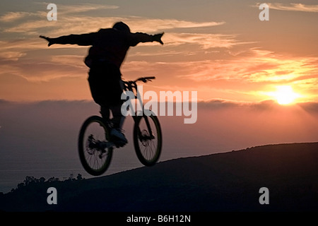 Vélo de montagne professionnel, Richie Schley, équitation à Laguna Beach, Californie Banque D'Images