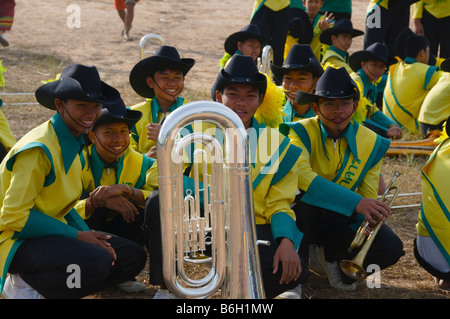 Les membres du groupe thaïlandais réunis autour d'un trombone Banque D'Images