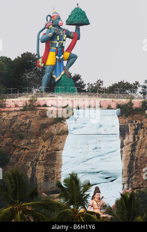 Statue de Shiva et Hanuman. Puttaparthi, Andhra Pradesh, Inde Banque D'Images