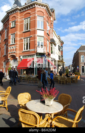 En vue Swalmerstraat avec cafe De Snjats, Roermond Pays-Bas Limburg Banque D'Images