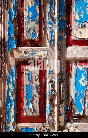 Le rouge et le bleu de la peinture sur une porte en bois Banque D'Images