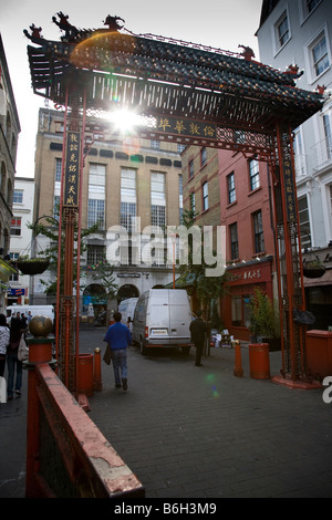 L'une des entrées de China Town à Soho, Londres, Angleterre. Banque D'Images