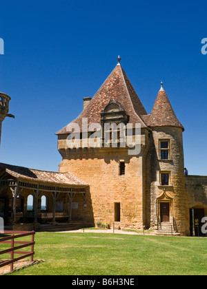 Garde dans la cour du château de Biron Dordogne France Europe Banque D'Images