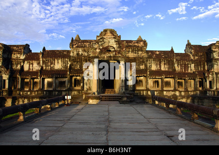 Entrée principale du temple d'Angkor Wat, la mère de tous les Temples Ankor dans une journée ensoleillée, Siem Reap Cambodge Banque D'Images