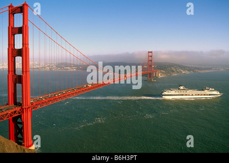 Golden Gate Bridge, San Francisco, Californie, USA - Bateau de croisière passant sous le pont suspendu d'Orange, San Francisco Bay Banque D'Images