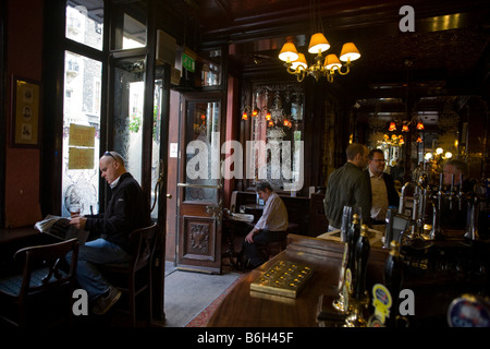 Soir de boire dans le Salisbury pub sur St Martin's Lane à l'extrémité ouest des théâtres de Banque D'Images