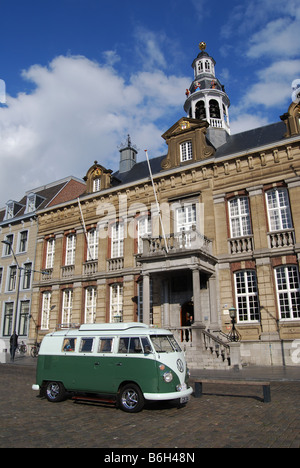 Bus VW classique à l'hôtel de ville de Roermond Pays-Bas Banque D'Images