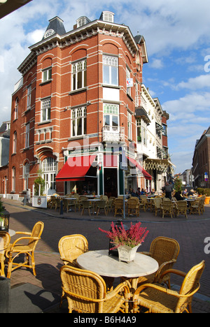 En vue Swalmerstraat avec cafe De Sjnats, Roermond Pays-Bas Limburg Banque D'Images