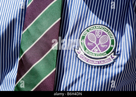 Détail d'un juge de ligne Polo Ralph Lauren shirt, un badge et une cravate au Wimbledon Tennis Championships 2008 Banque D'Images